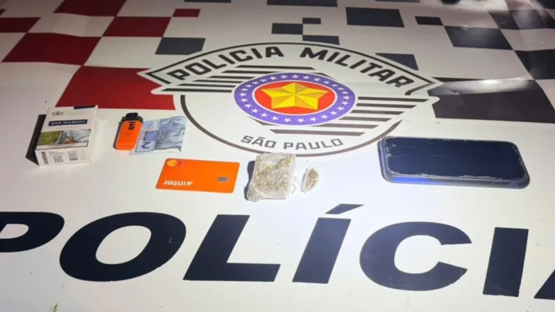 Foram apreendidas porções de maconha e um celular.