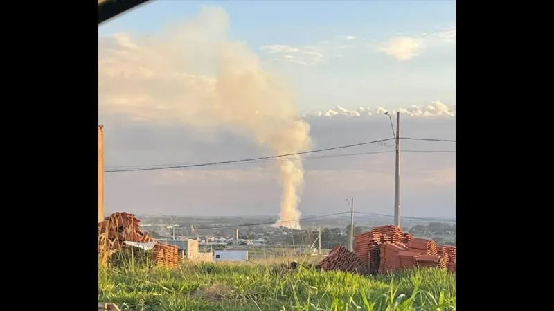 Equipes da Defesa Civil e do Corpo de Bombeiros foram acionadas para combater as chamas.