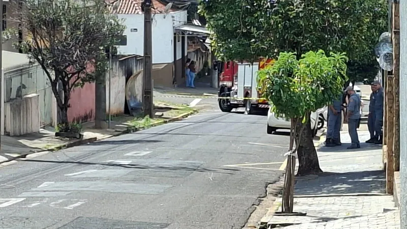 Equipes do Corpo de Bombeiros e da concessionária Energisa estiveram no local.