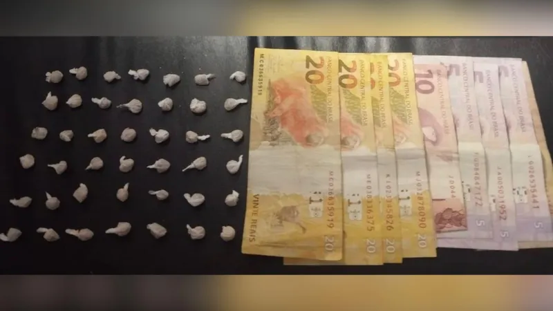 Também foi apreendida a quantia de R$ 120.
