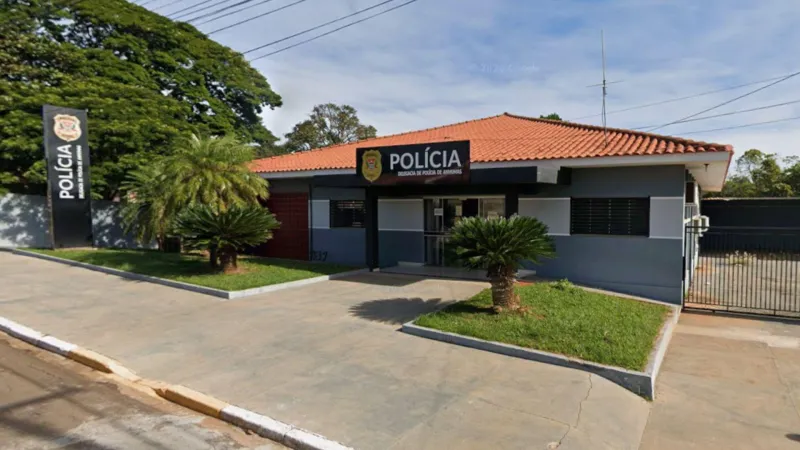 Arma e vestimentas utilizadas foram apreendidas.
