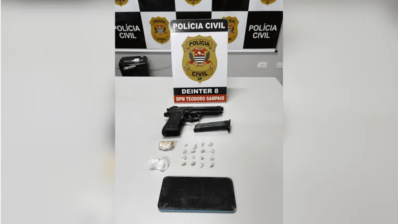 Foram localizadas porções de crack e cocaína.