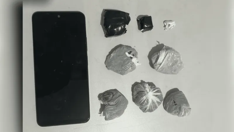 Policiais também apreenderam o celular do envolvido.