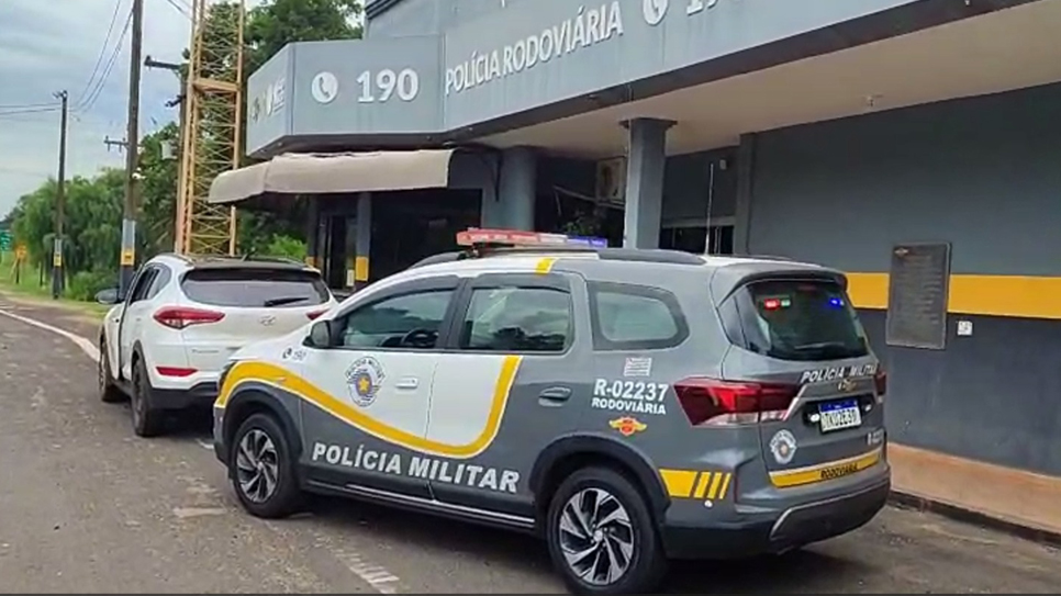 Motorista desobedece ordem de parada e, após perseguição policial, abandona carro furtado