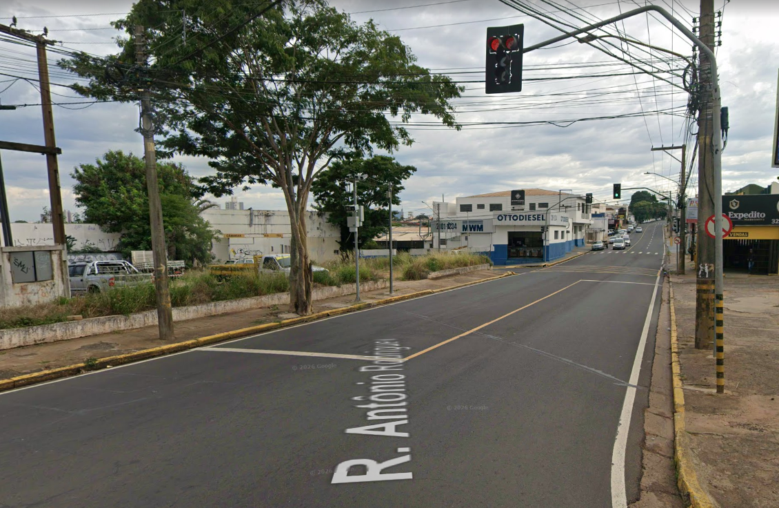 Idoso de 70 anos fica ferido em acidente com ônibus intermunicipal