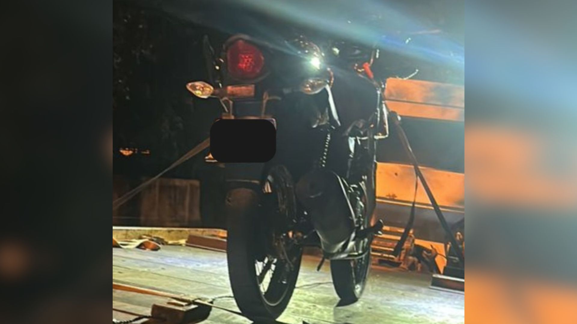 Ao dirigir em alta velocidade, moto atinge carros e motorista é preso por embriaguez ao volante