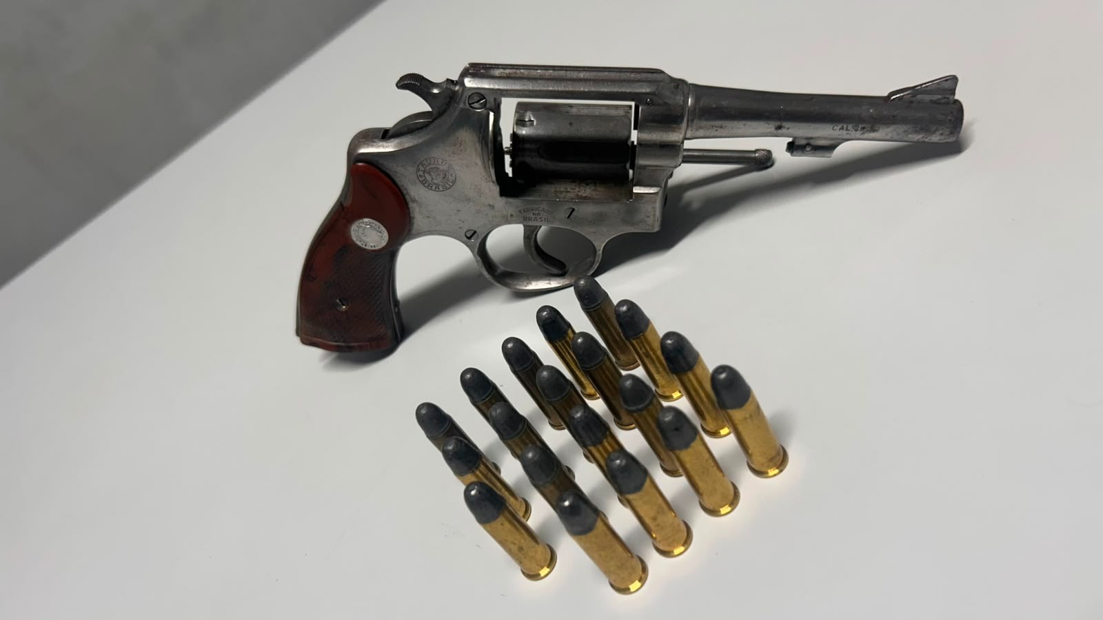 Suspeito, de 30 anos, teria mostrado a arma durante uma festa.
