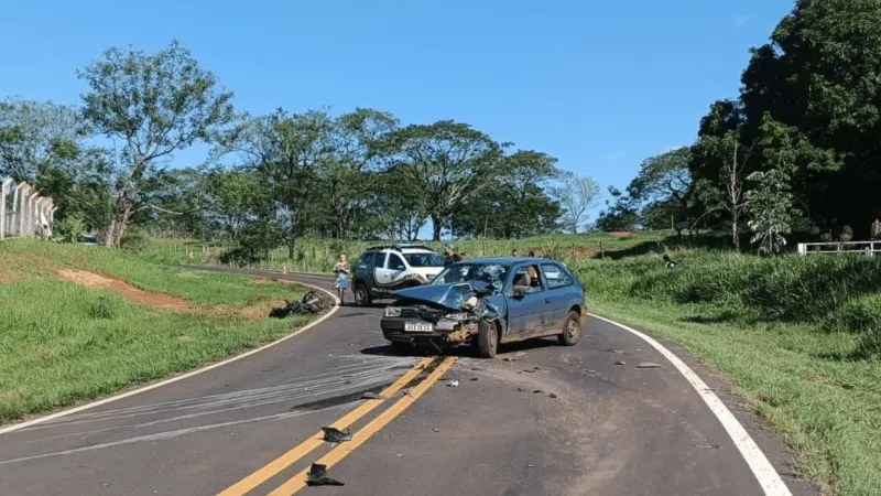 Ocupantes do veículo, de 47 e 11 anos, tiveram ferimentos leves.
