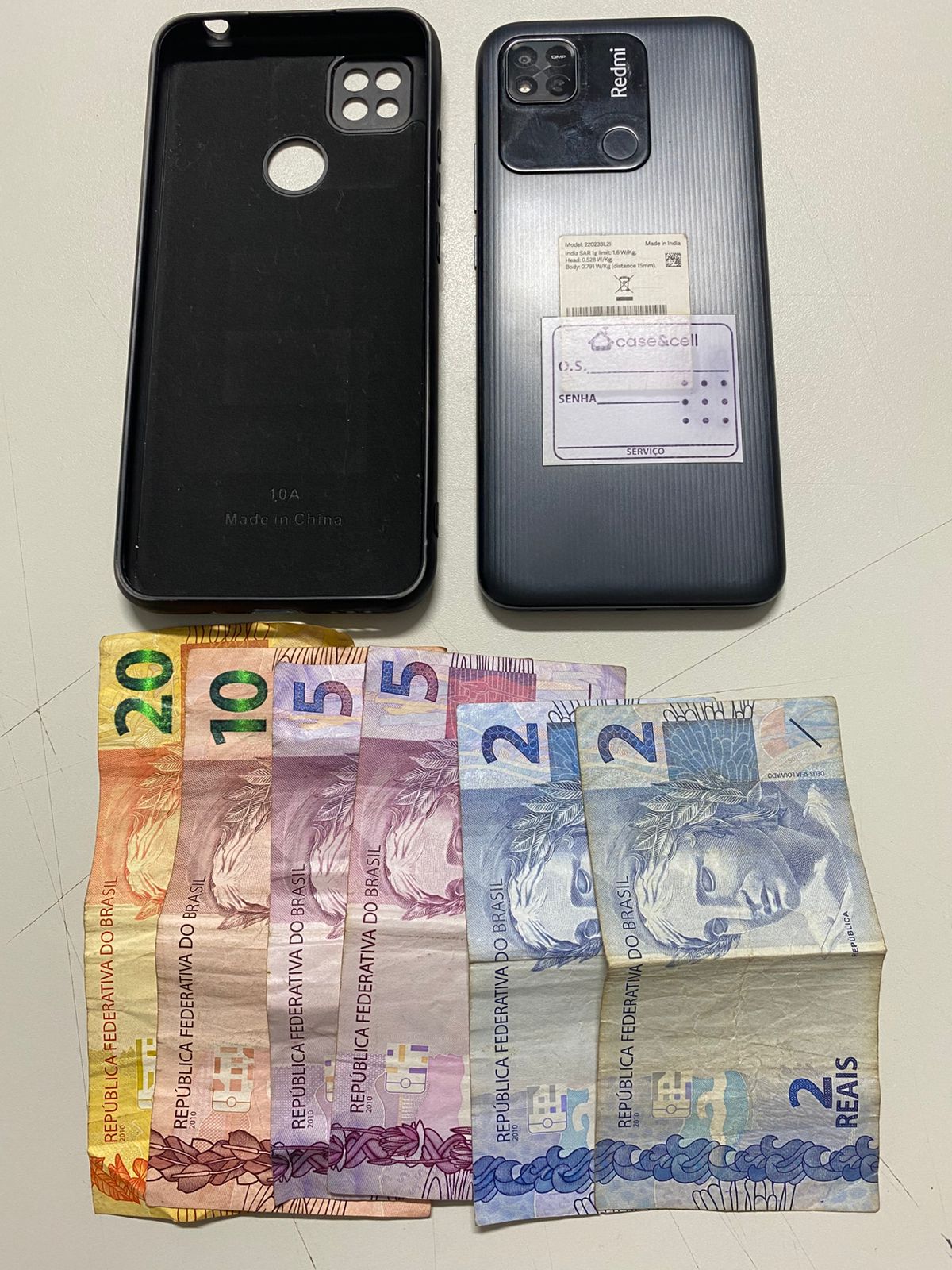 Vidros traseiros do carro estavam abertos.