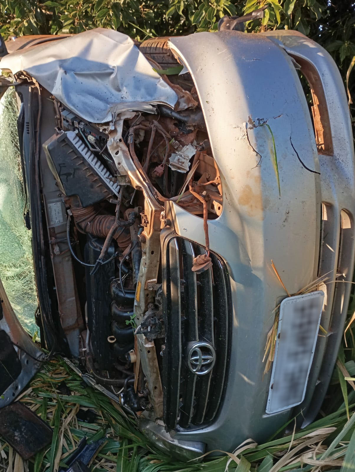 Carro capotou, saiu da pista e caiu em uma ribanceira.