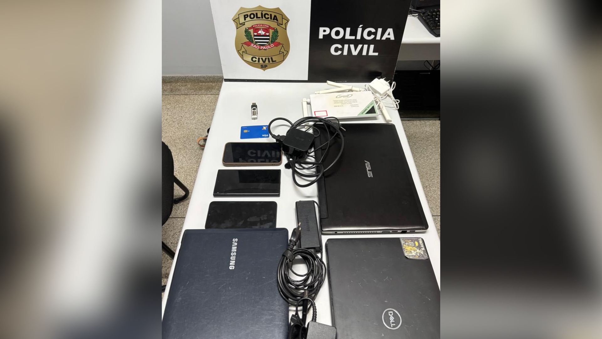 Foram apreendidos itens de informática para identificar vestígios digitais de materialidade e autoria.