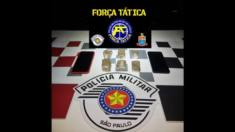 Também foram apreendidos dois aparelhos celulares.
