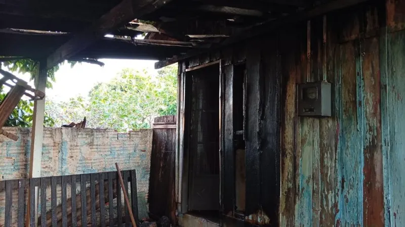 Curto-circuito nas instalações elétricas da residência fez com que um fio caísse sobre um sofá.
