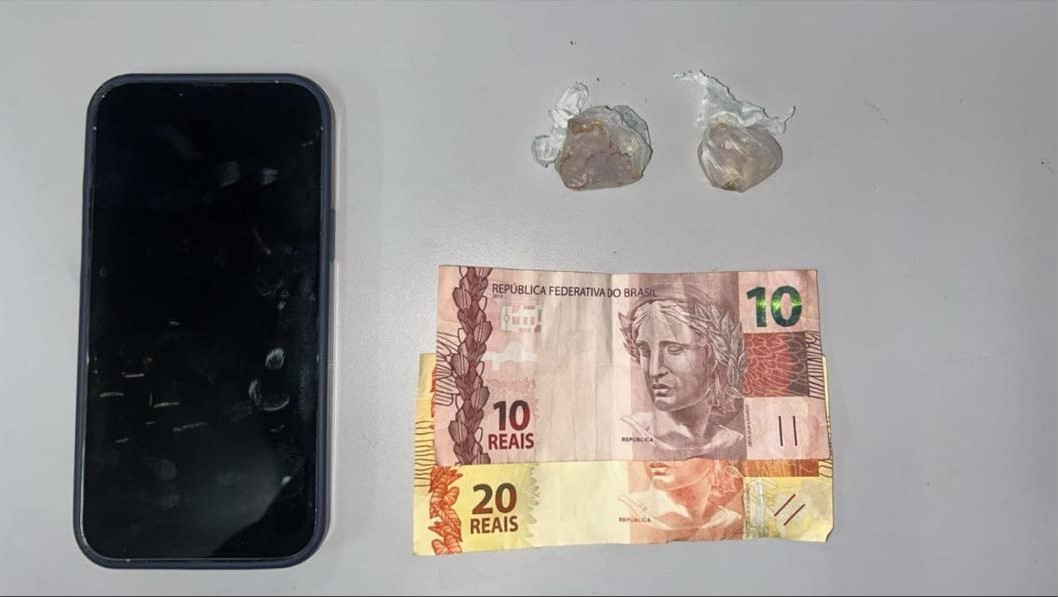 Jovem informou que havia acabado de vender três porções da droga.