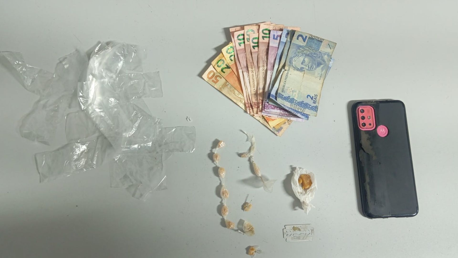 Foram apreendidos outras porções da droga e R$ 192.