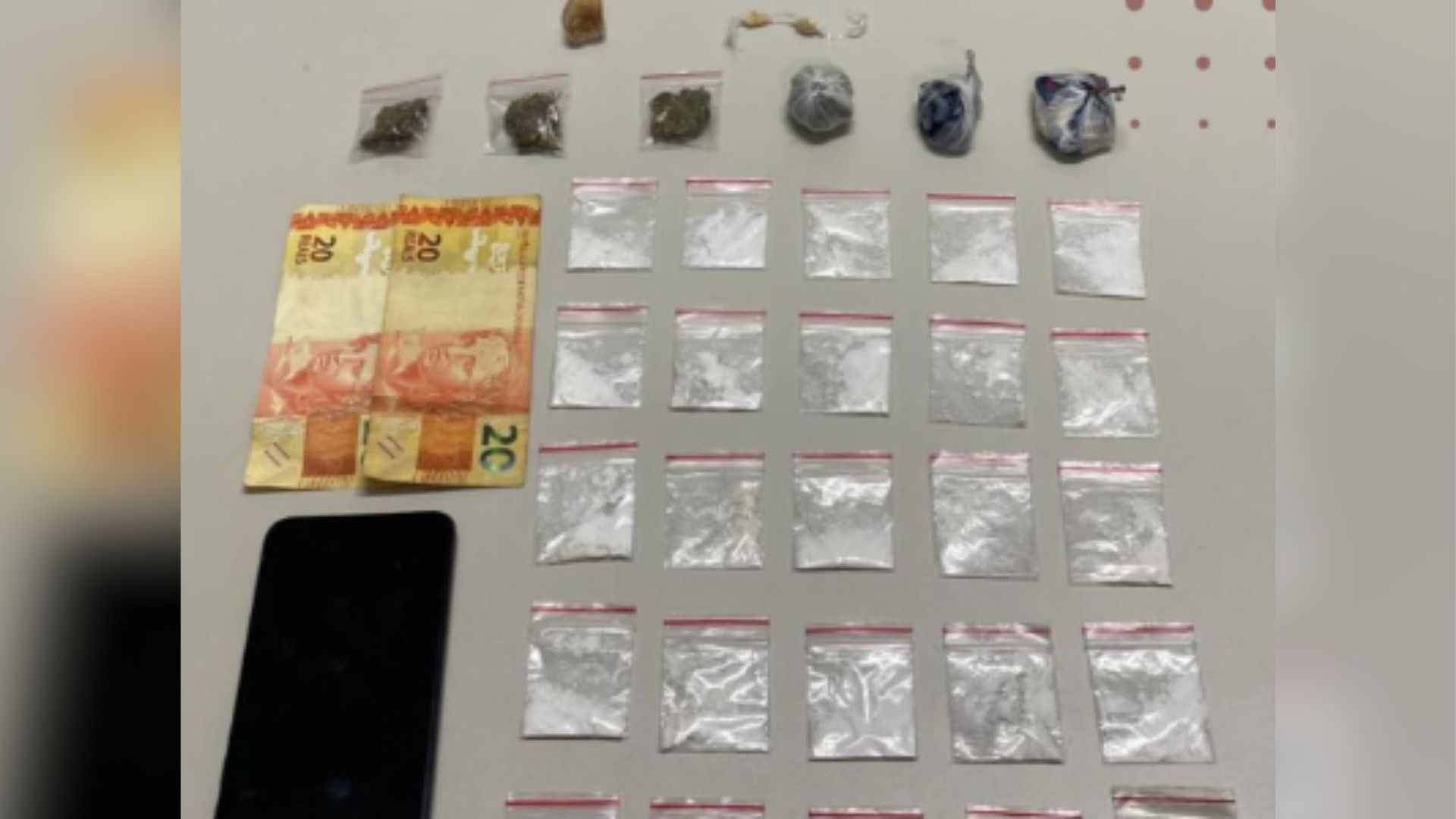 Adolescente é apreendido com porções de crack, cocaína e maconha